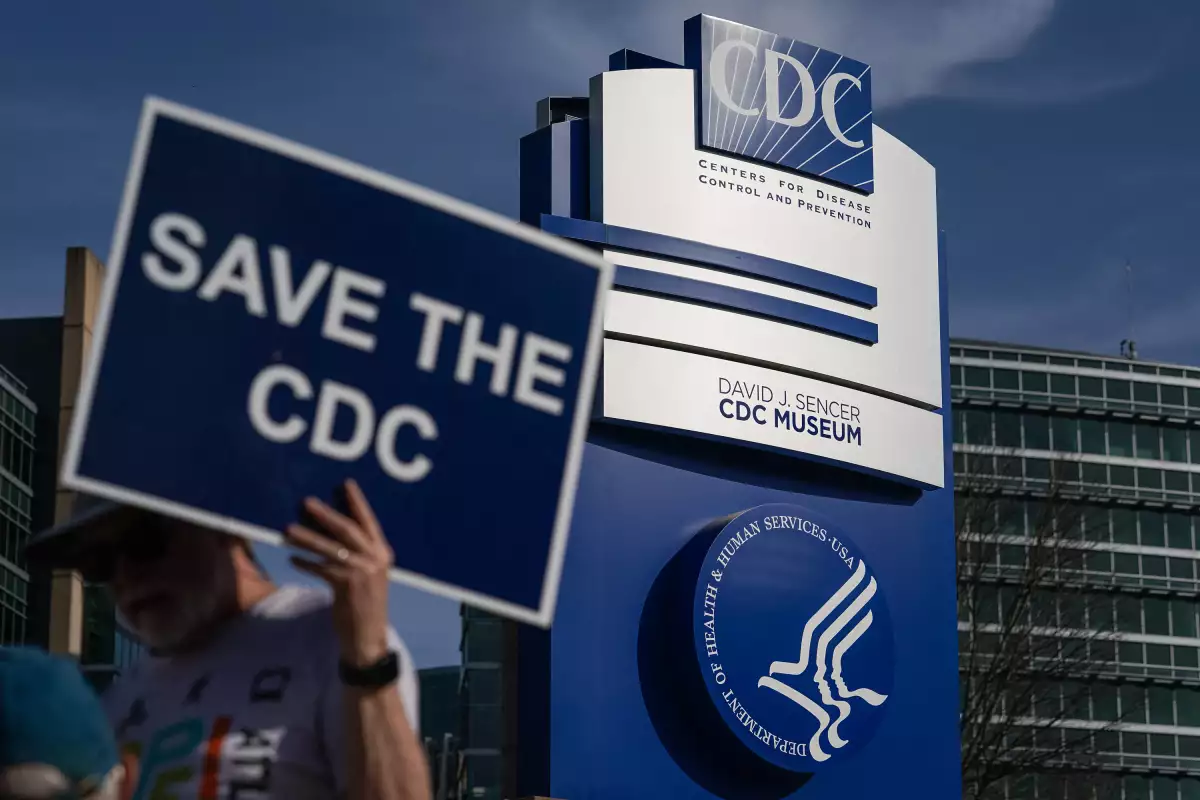 Trump sigue con despidos masivos y recorta a 10,000 empleados del Departamento de Salud