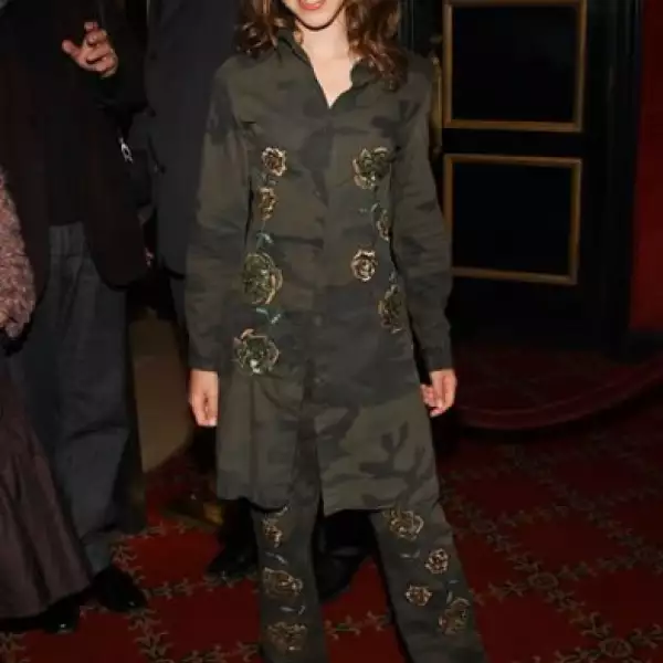 Y aquí usando una mezcla de kimono bordado y estilo militar, nada parecido a lo que usa hoy en día.