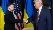 Una foto obtenida de la cuenta X de Volodymyr Zelensky el 22 de enero de 2026, muestra al presidente de Ucrania, Volodymyr Zelensky (Izquierda) y al presidente de los Estados Unidos, Donald Trump, dándose la mano durante su reunión bilateral al margen de la reunión anual del Foro Económico Mundial (FM) en Davos.