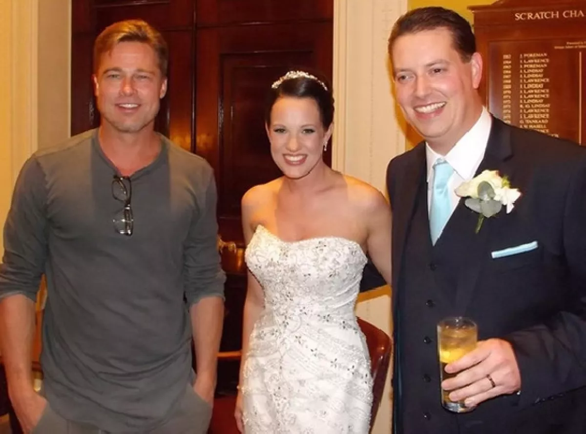 Brad Pitt casual con una pareja de recién casados.