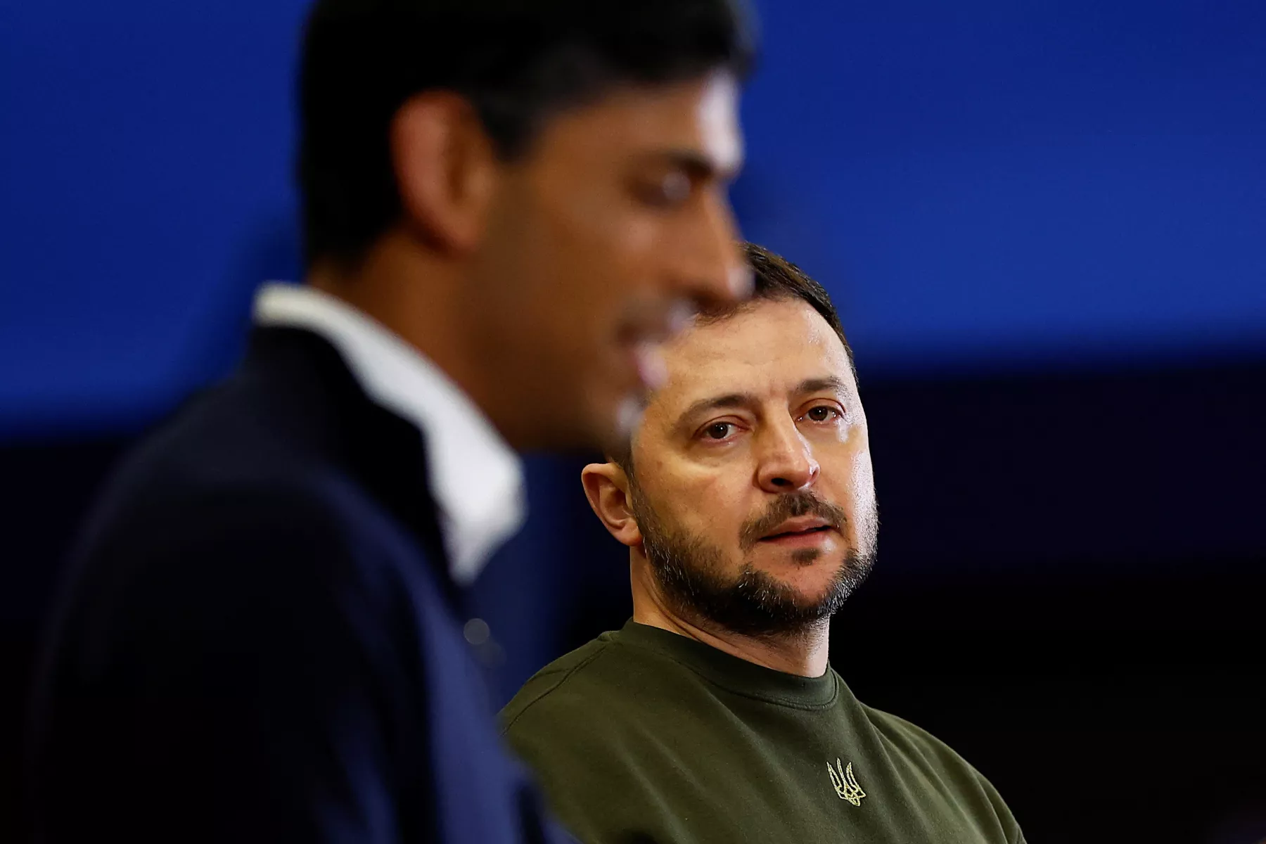El presidente de Ucrania, Volodymyr Zelenskiy, y el primer ministro británico, Rishi Sunak, celebran una conferencia de prensa en un campamento militar, en el condado de Dorset, Gran Bretaña, el 8 de febrero de 2023.