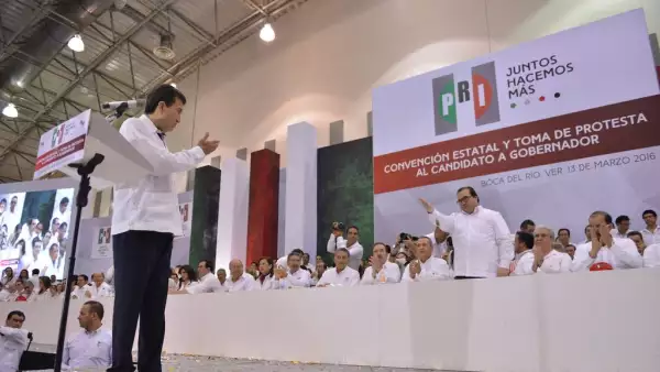 Héctor Yunes Landa (izquierda) saluda al gobernador Javier Duarte durante la toma de protesta como candidato a sucederlo en el gobierno estatal.