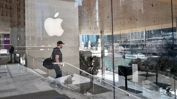 Apple intentó cuidar la cartera de sus clientes, pero ya es insostenible: Tim Cook confirma que subirán precios 