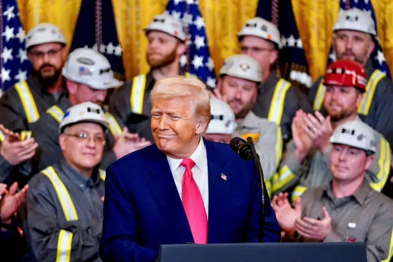 El presidente de los Estados Unidos, Donald Trump, reacciona junto a los trabajadores de la industria del carbón, el día en que firma órdenes ejecutivas relacionadas con la energía en la Casa Blanca en Washington, D.C., EE. UU., el 8 de abril de 2025.