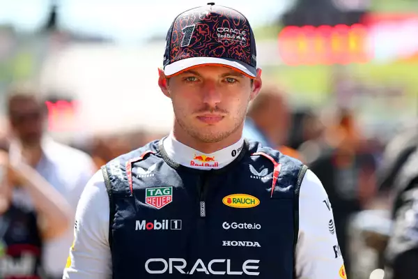 Foto de Max Verstappen con uniforme de Red Bull y gesto serio tras quedar fuera del GP de Austria por un accidente provocado por Antonelli, de Mercedes.