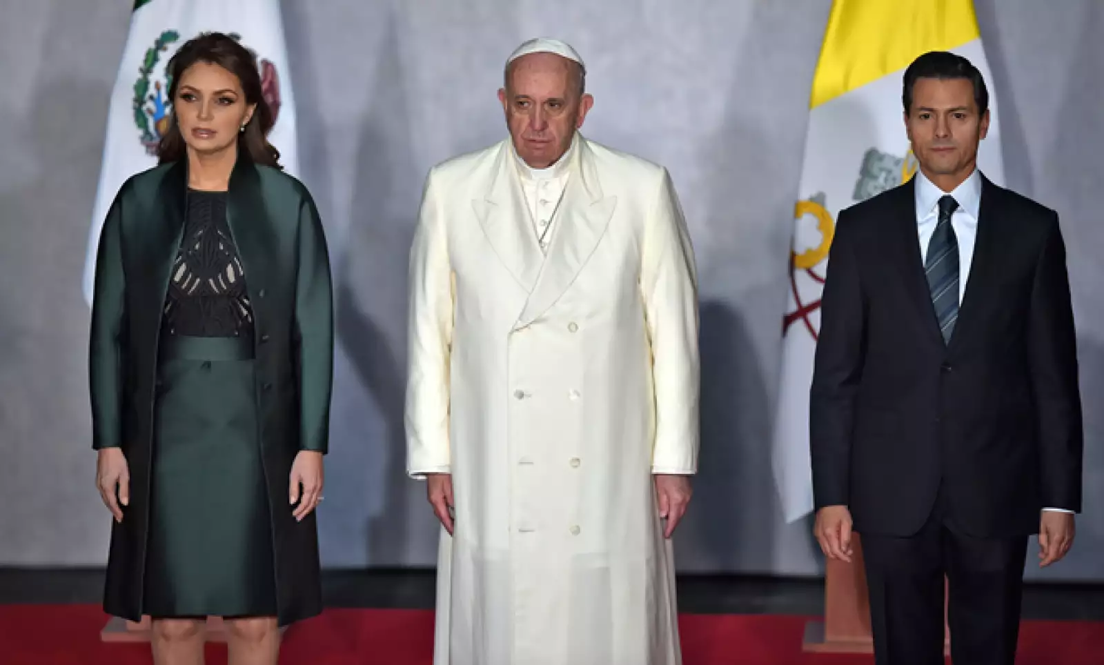 Es la primera vez que un pontífice acude a este recinto; fue recibido por el presidente Peña Nieto.