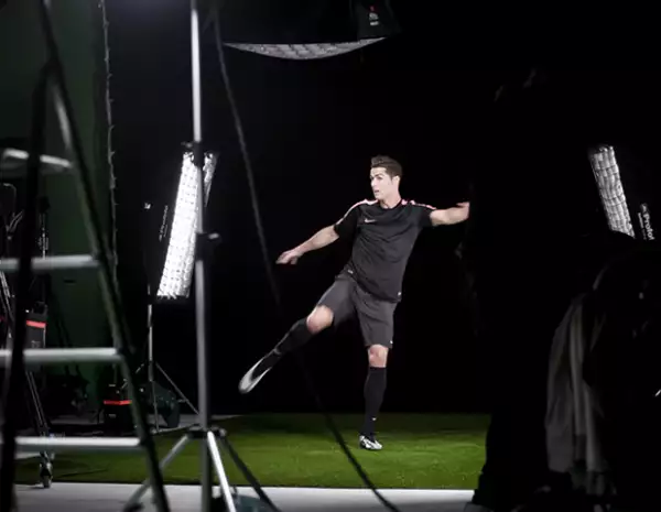 El detrás de cámaras estuvo a cargo del suizo Fred Merz.