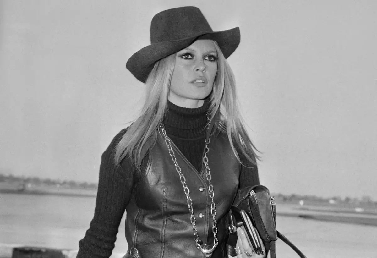 Foto de Brigitte Bardot joven en el aeropuerto de Londres en 1968