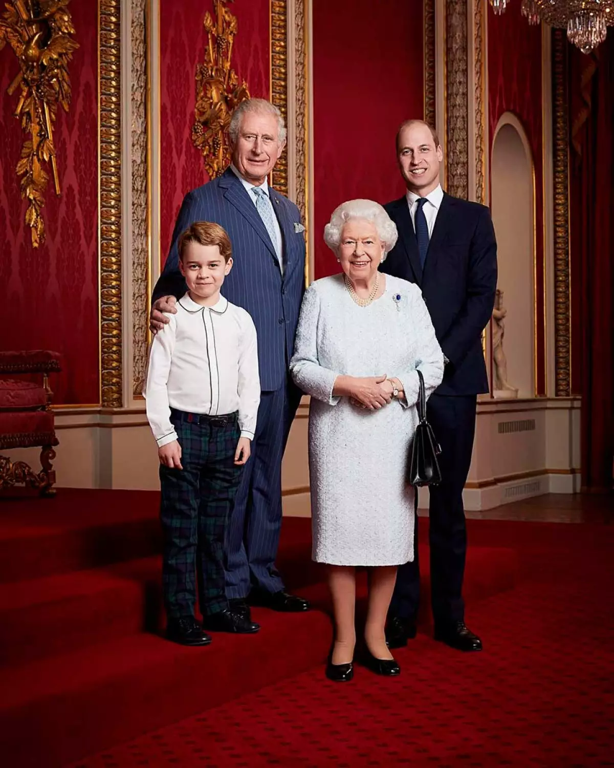 Príncipe George, príncipe Carlos, reina Isabel II y el príncipe William