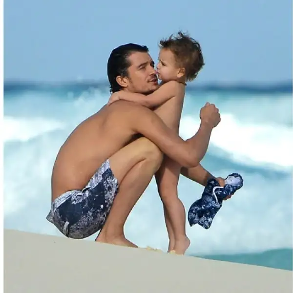 En este viaje a la playa Orlando y Miranda Kerr optaron por dejar a su hijo al natural.