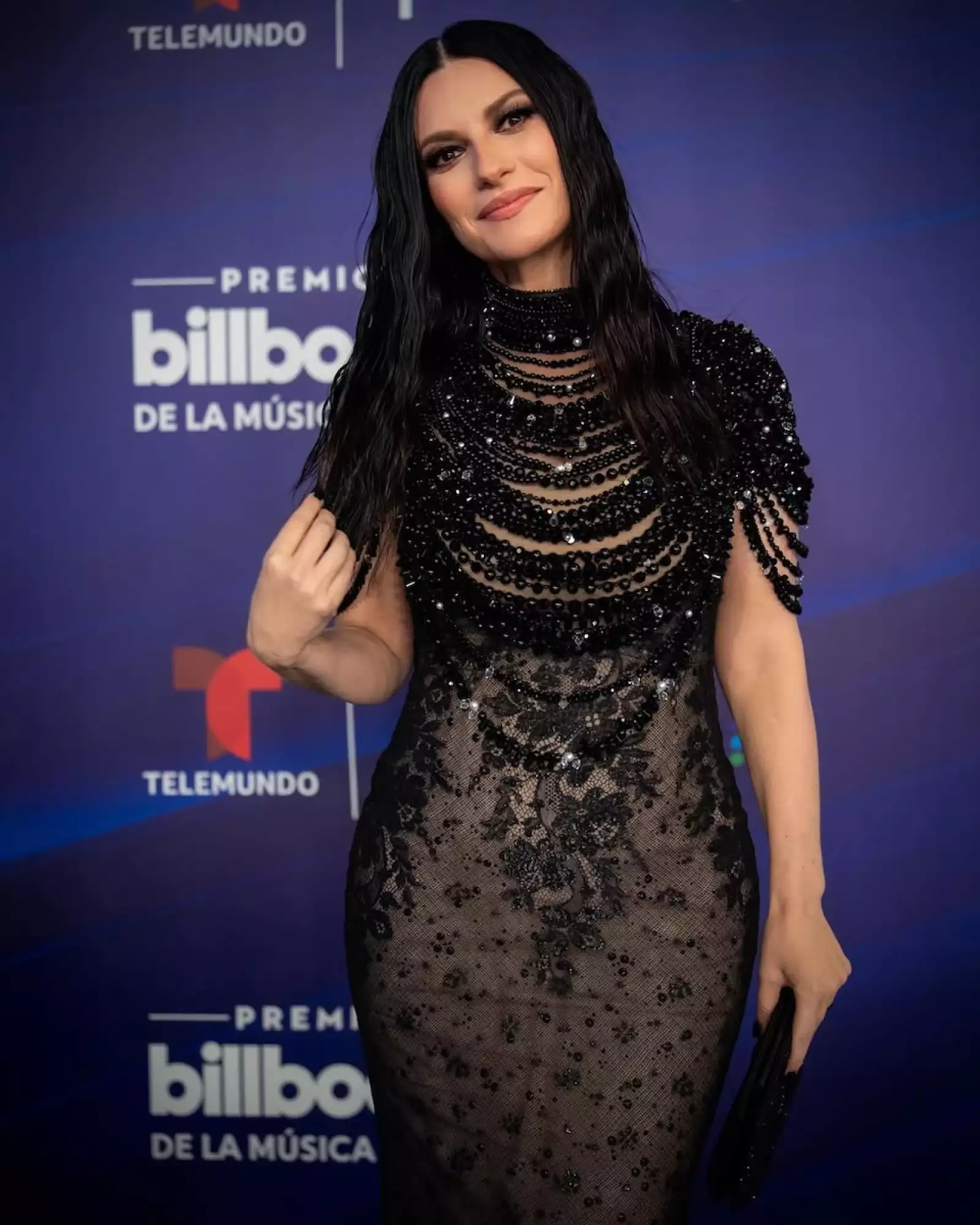 Laura Pausini lleva el último vestido que le diseñó Giorgio Armani a los Premios Billboard de la música latina