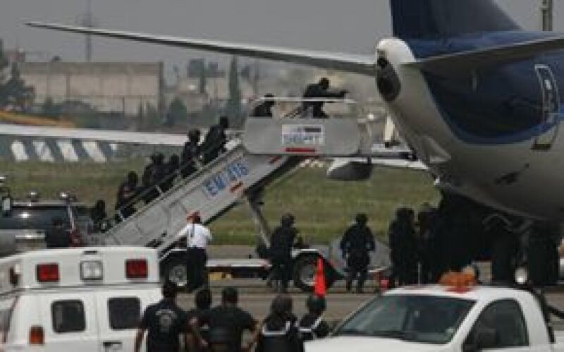 El secretario de Comunicaciones y Transportes, Juan Molinar Horcaditas, aseguró que la situación en el aeropuerto ya está controlada y se encuentran investigando.