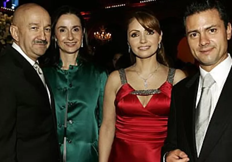 El ex Presidente y su esposa Ana Paula Gerard, junto a Angélica Rivera y el Gobernador del Estado de México, Enrique Peña Nieto, en la boda de la hija del diputado priista Emilio Chuayffet, el 11 de julio de 2009. (Foto: Quién.com)