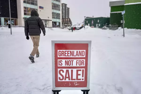 Un gran cartel de estilo de venta que dice "Groenlandia no está a la venta" se muestra fuera de una tienda de ropa en Nuuk, Groenlandia, el 19 de enero de 2026.