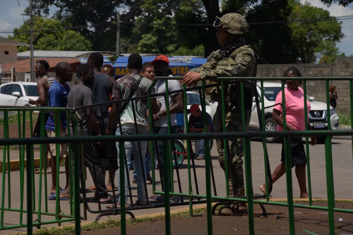 Militares_Estacion_Siglo_XXI-4.jpg