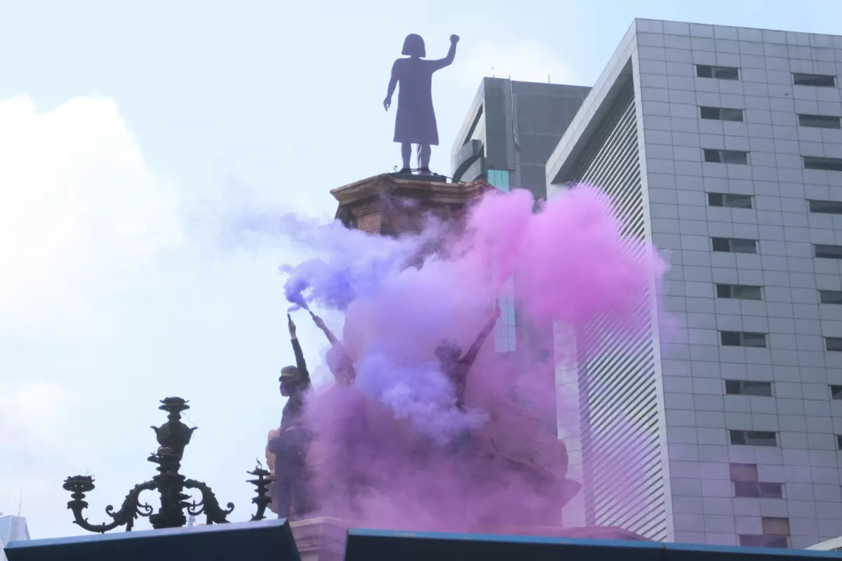 Madres de personas desaparecidas y víctimas de feminicidio instalaron la "Glorieta Las Mujeres que luchan", en el espacio donde estuvo la Glorieta de Colon, en avenida Reforma