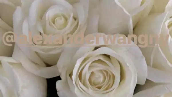 Kim Kardashian recibió decenas de flores por su cumple 37