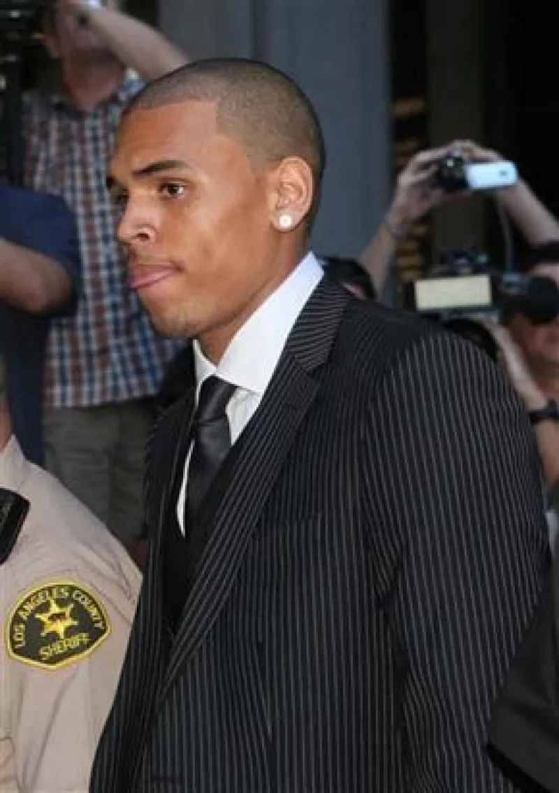 Es probable que el cantante transcurra el próximo año asistiendo a terapia grupal para aprender a controlar su temperamento como parte de la sentencia judicial por golpear a la cantante Rihanna