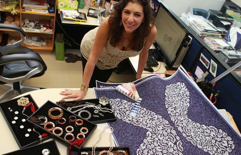 La diseñadora creando algunos diseños en su estudio.