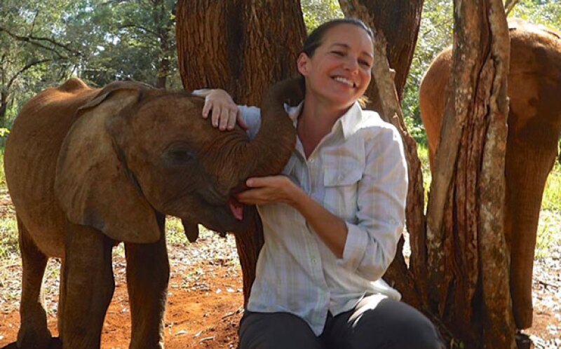 Kristin ayudó a un bebé elefante a liberarse de una punta de flecha envenenada.