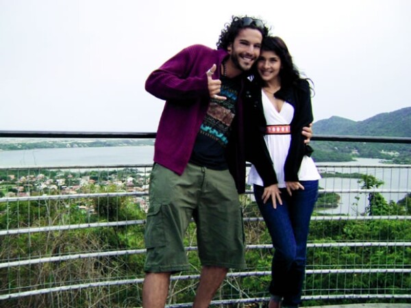 Adri, de 29 años, y Guto, de 28, visitaron la isla Florianópolis y aunque días hizo frío, el valiente novio se animó a presumir sus dotes de surfe.