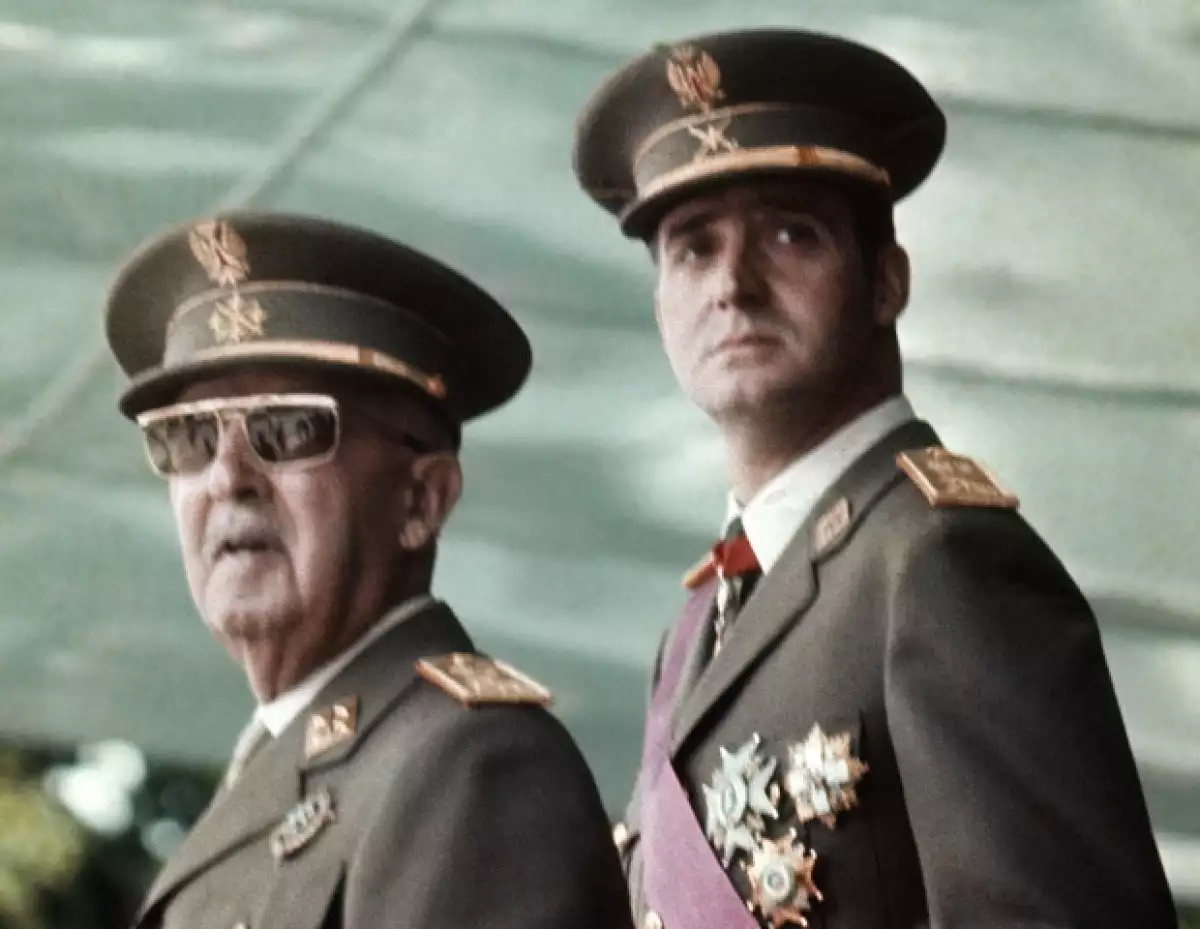 Juan Carlos prometió seguir con el legado de Franco y a la muerte de éste, sólo utilizó algunos preceptos.