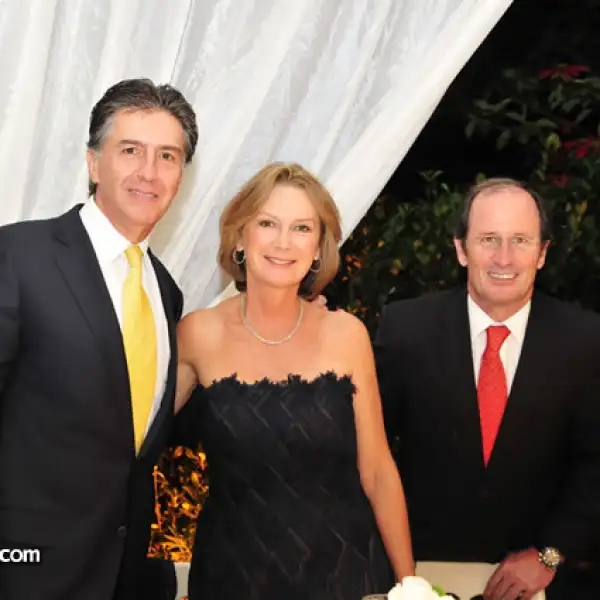 Ramón y Karen Gutiérrez con Gabriel López