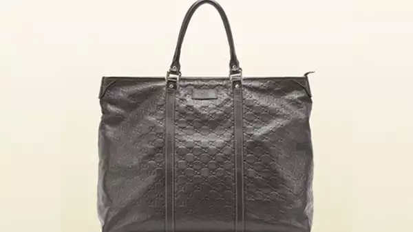 Un bolso amplio tipo Tote le cabe todo lo que una ejecutiva debe portar.