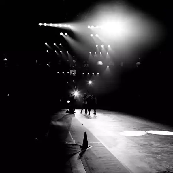 La pasarela casi lista para el desfile.