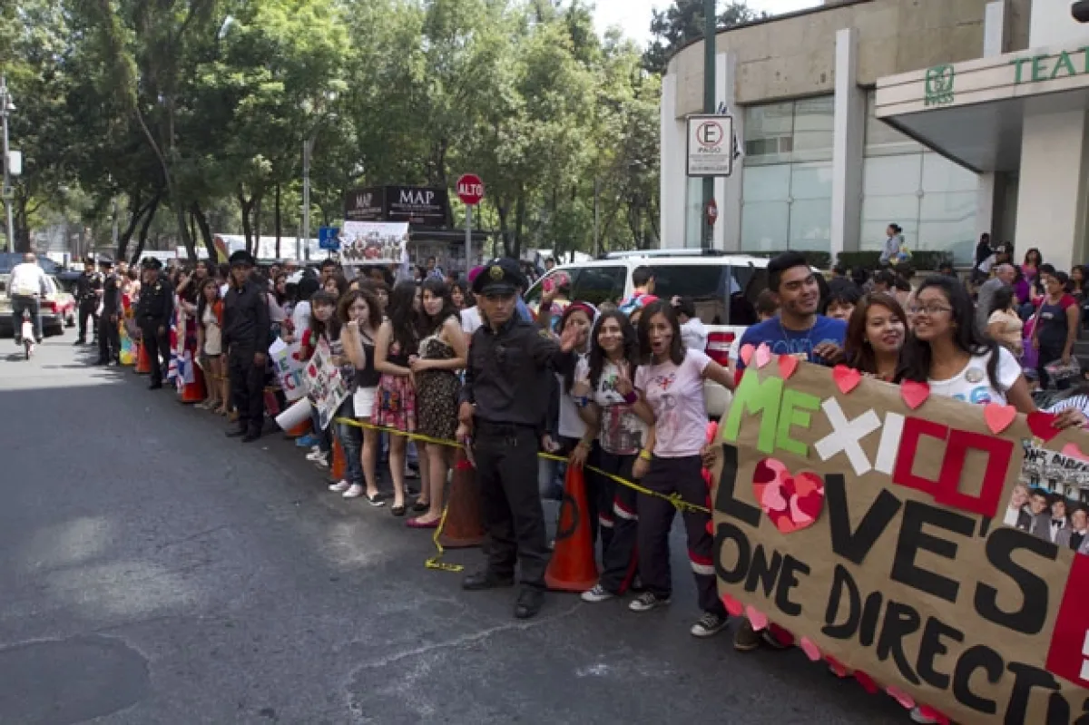 Miles de jóvenes esperan por la llegada de la agrupación en las afueras de un hotel en Paseo de la Reforma.