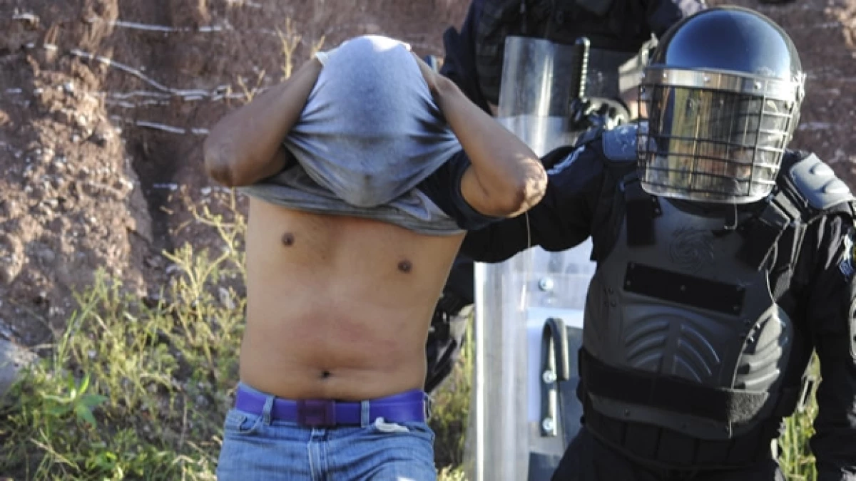 Uno de los estudiantes que fue detenido durante un enfrentamiento con policías en una carretera de Guerrero