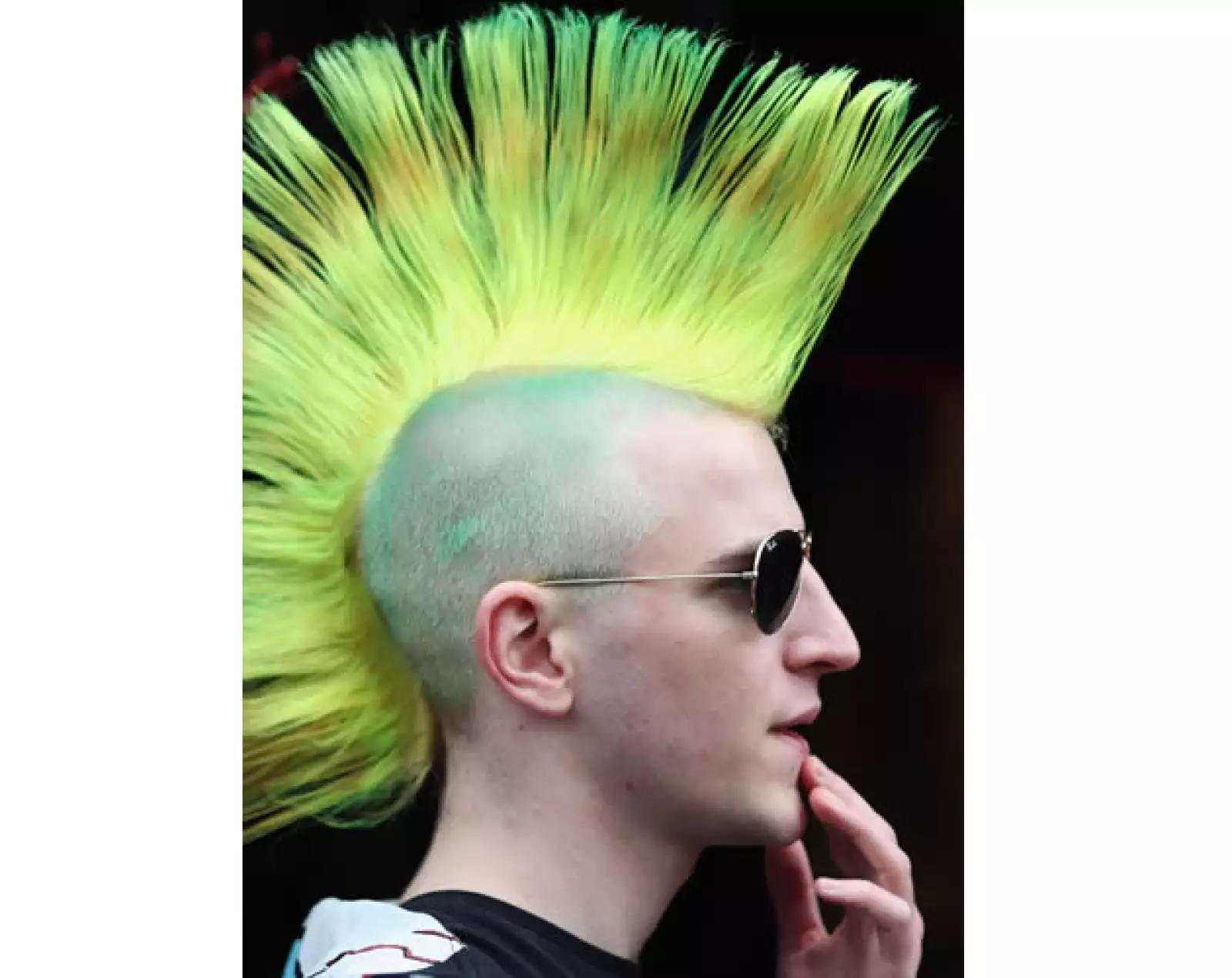 No tenemos nada contra el mohawk y menos si el largo está bien (este no es el caso). Cuando llega el problema es cuando se junta con puras malas decisiones.