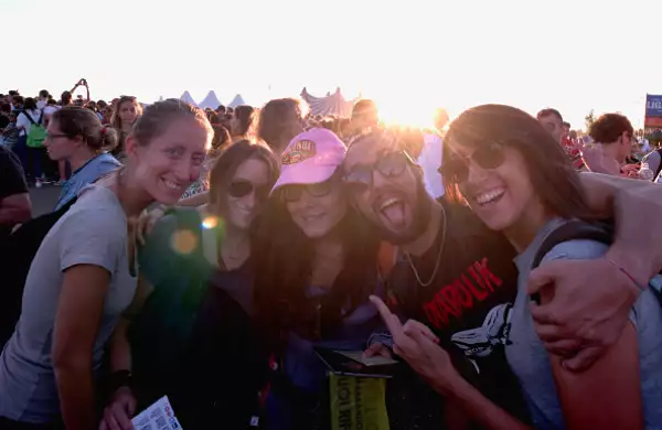 Algunas personas viajarán seguramente horas para ver a los guapos cantantes.