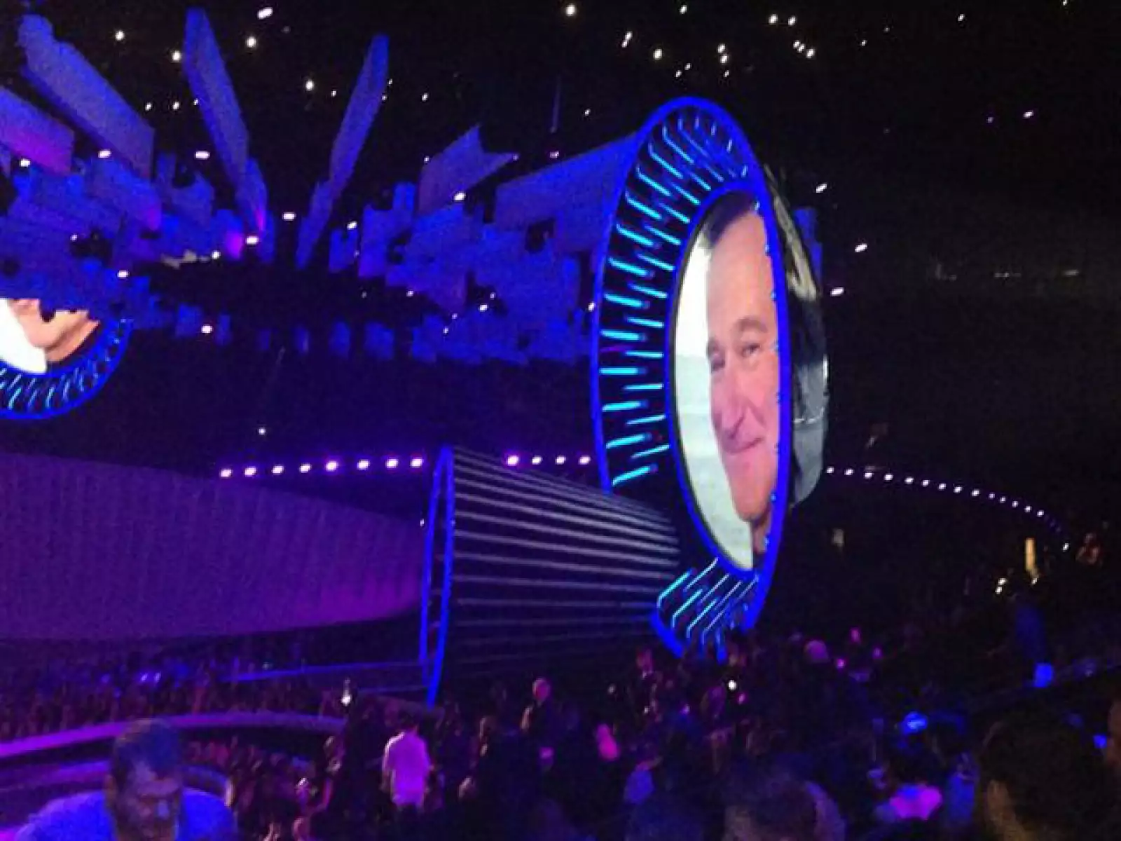 Con la canción `Full of Stars´de Coldplay, MTV hizo un pequeño homenaje de imágenes a Robin Williams.