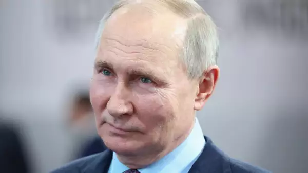 El presidente ruso Vladimir Putin visita una exposición de fabricantes y operadores de sistemas aéreos no tripulados en el parque industrial Rudnyovo de Moscú el 27 de abril de 2023. 