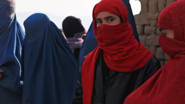 Mujer afgana utilizando una burka. Estas son las prohibiciones de los talibanes a las mujeres.