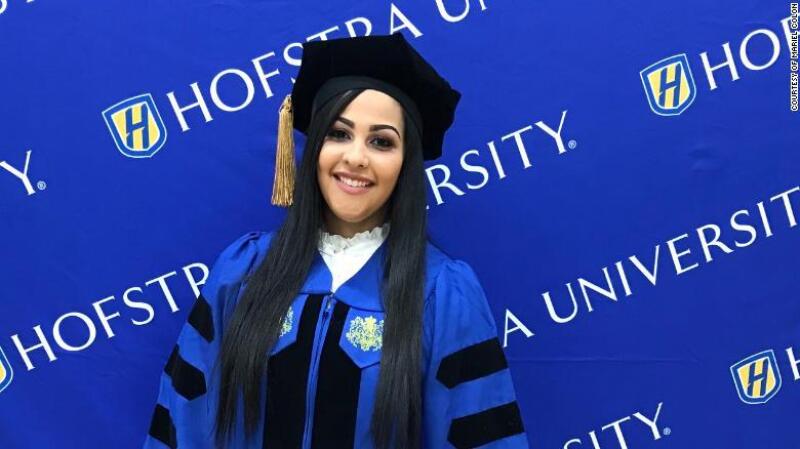Recién graduada.