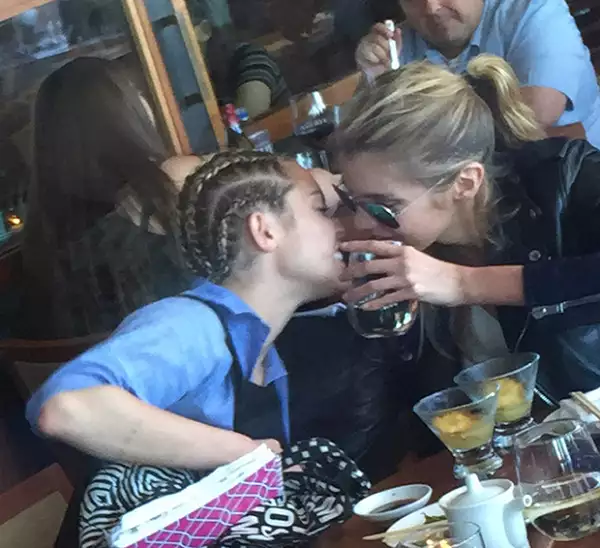 La cantante y la modelo fueron vistas muy enamoradas durante su salida a comer.