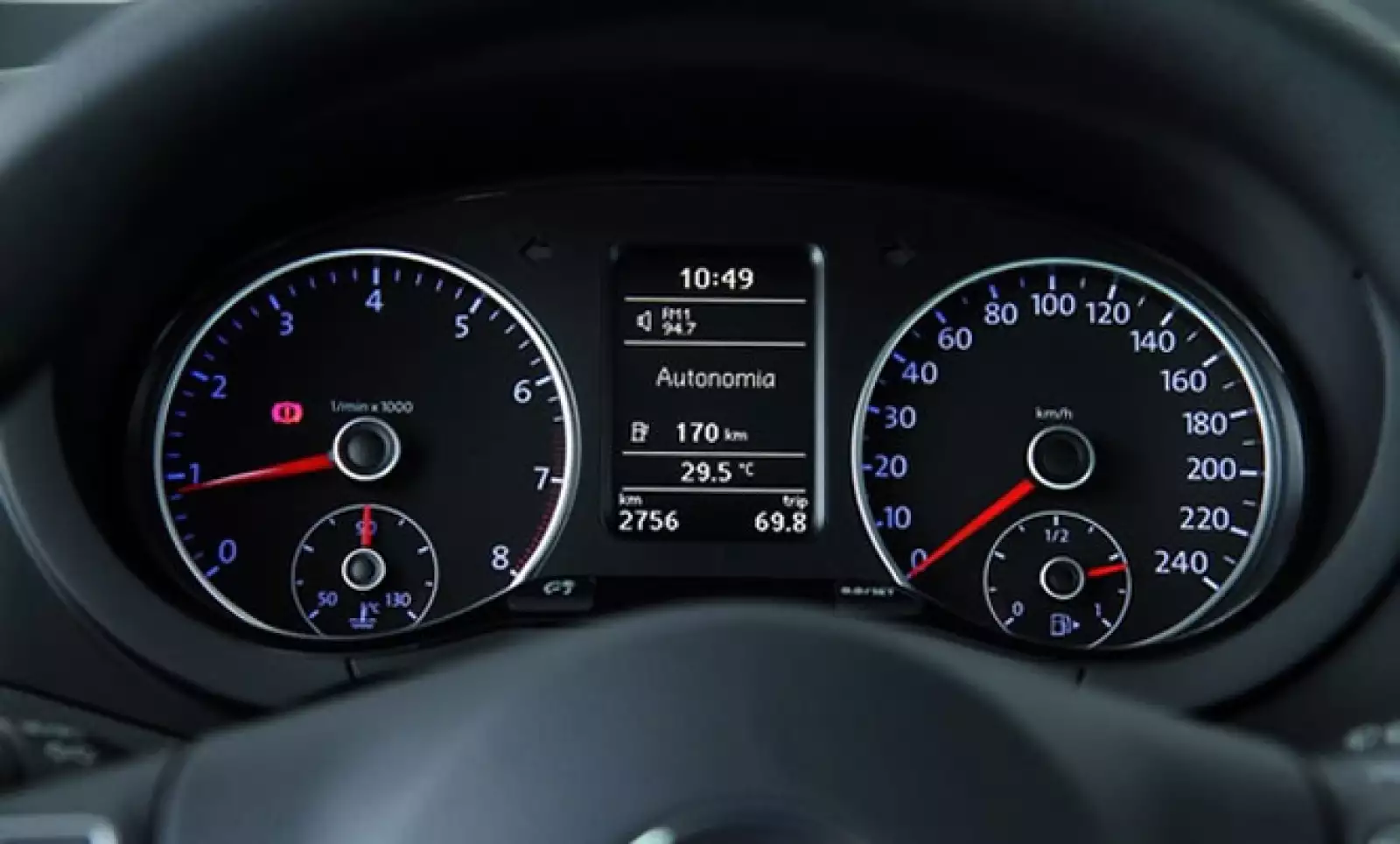 Está disponible en colores Naranja Atacama y Amarillo Imola, como pintura especial, y en Azul Boreal, Plata Egipto, Blanco Marfil, Rojo Tornado, Gris Espectro y Negro Metálico.