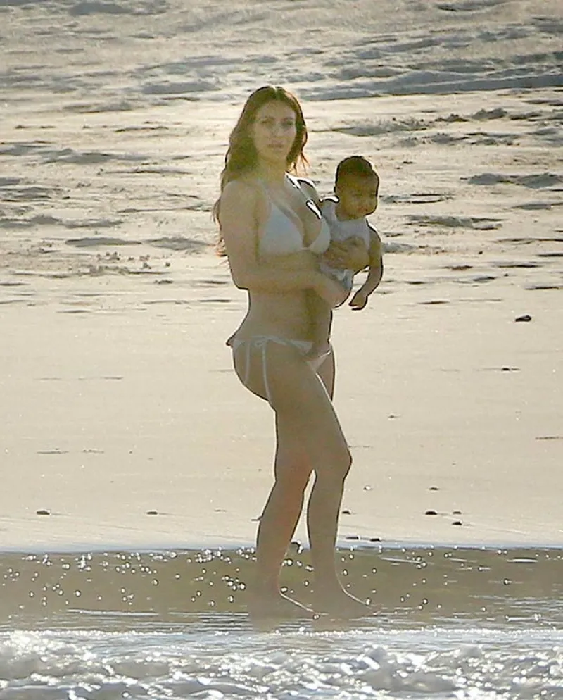 La socilité, su esposo Kanye West y su hija North se encuentran de vacaciones de verano en nuestro país. Durante su estancia la hemos visto en su versión más familiar.