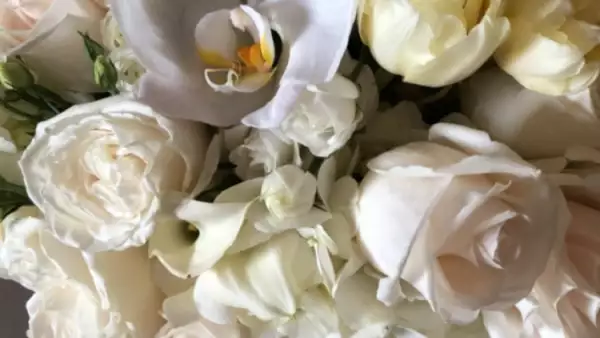 Kim Kardashian recibió decenas de flores por su cumple 37