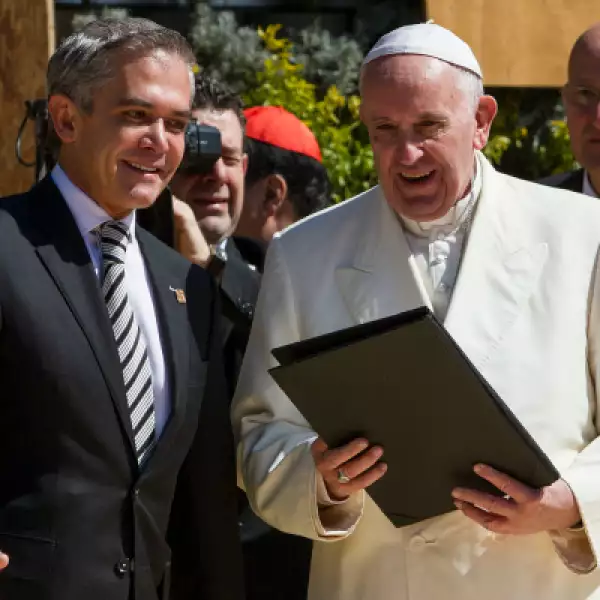 El jefe de Gobierno capitalino entrega las llaves de la Ciudad de México al Papa Francisco en una breve ceremonia en el Zócalo.