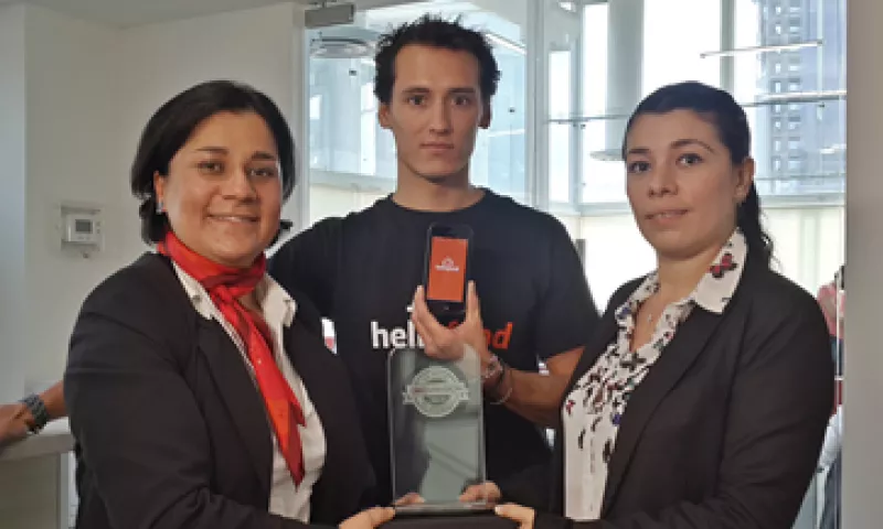 Alessandro de Sario y Verónica Rojas, parte del equipo de Hellofood México, reciben el galardón. (Foto: Arturo Ochoa )