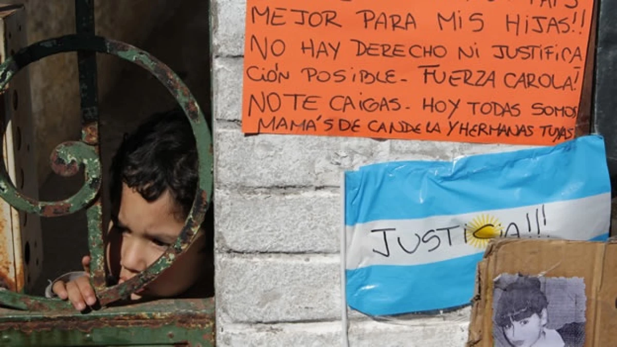 Un niño junto a una vivienda de protesta por caso Candela Rodríguez