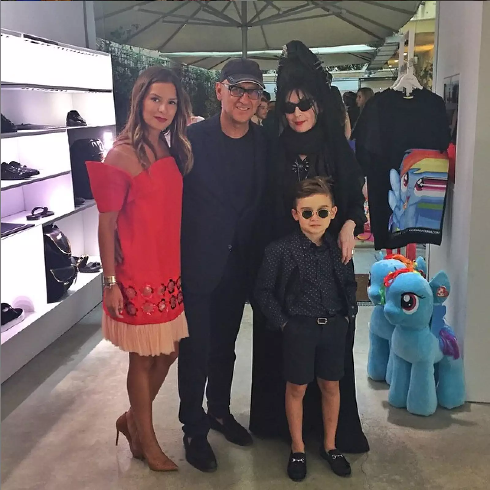 Diane Pernet y Andrea Panconesi, CEO de LuisaViaRoma, se tomaron la foto del recuerdo con Alonso Mateo y Luisa Fernanda.
