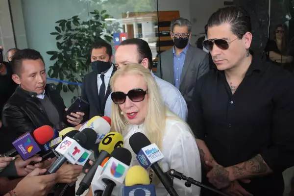 conferencia-prensa-laura-zapata