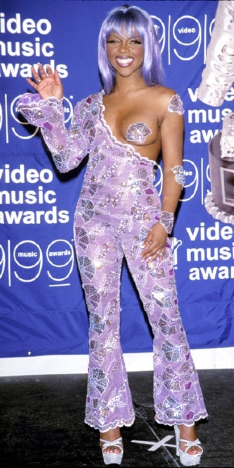 Lil Kim llamó la atención en los VMA´s de 1999 por este traje.