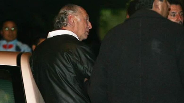 Las exequias se llevaron a cabo de manera privada, el padre del empresario, Alberto Saba, recibía a la gente en la puertas de su hogar.