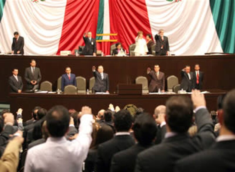 Los nuevos diputados rinden protesta en el palacio de San Lázaro (Foto: Notimex)