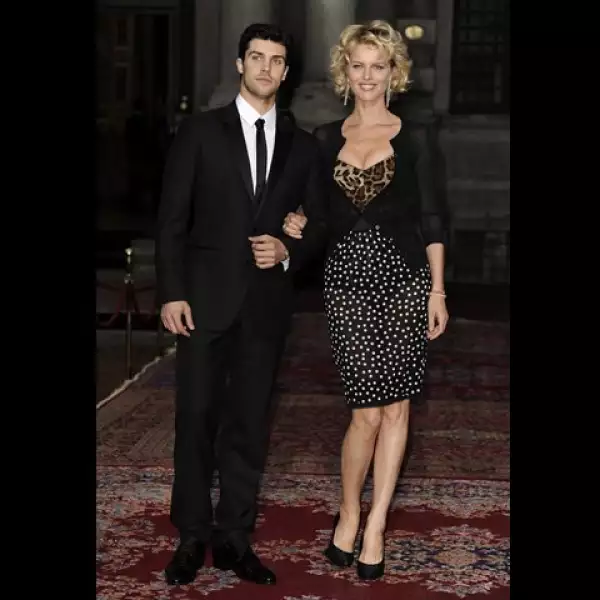 La atrevida modelo se puso un vestido negro con lunares blancos y estampado de leopardo en la parte superior.